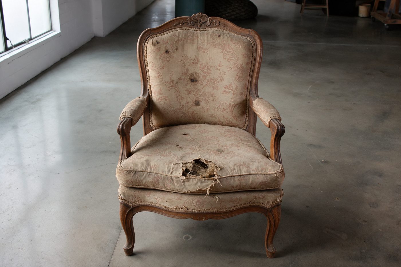 Antiker Louis-XV-Sessel mit zerrissenem, fleckigem Bezug