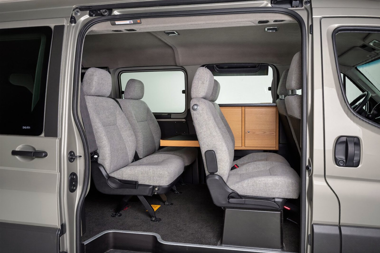 Wohnmobil-Innenraum mit frisch bezogenen grauen Sitzpolstern